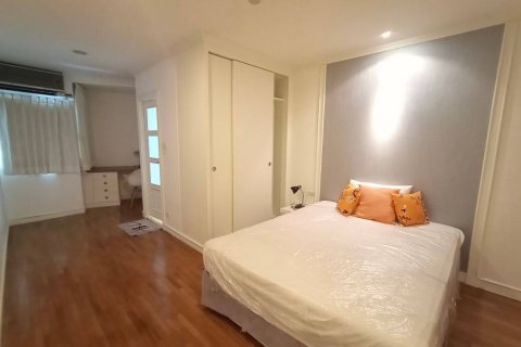 Condo in Bangkok, Thailand, 3 bedrooms № 143619 - photo 12