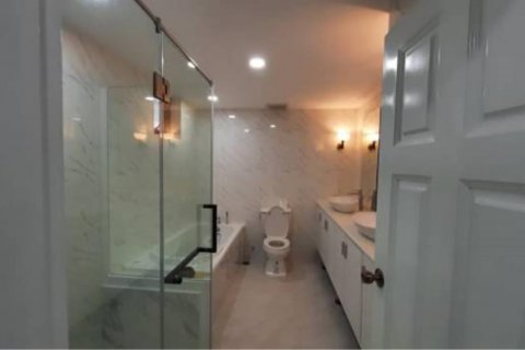 Condo in Khlong Toei, Bangkok, Thailand, 3 bedrooms  № 123597 - photo 4