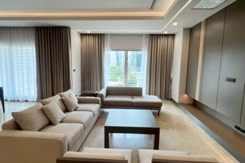 Condo in Pathum Wan, Bangkok, Thailand, 4 bedrooms  № 132258 - photo 1