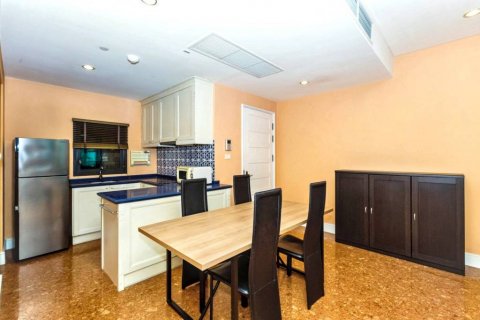 Condo in Bangkok, Thailand, 2 bedrooms  № 125779 - photo 4