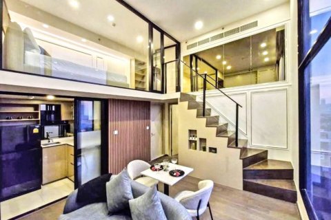 Дуплекс в Бангкоке, Таиланд с 2 спальнями  № 120348 - фото 1