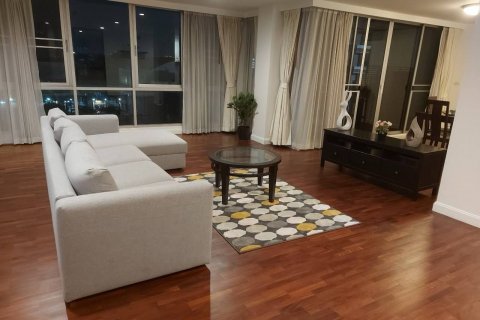 Condo in Bang Rak, Bangkok, Thailand, 4 bedrooms  № 123828 - photo 1