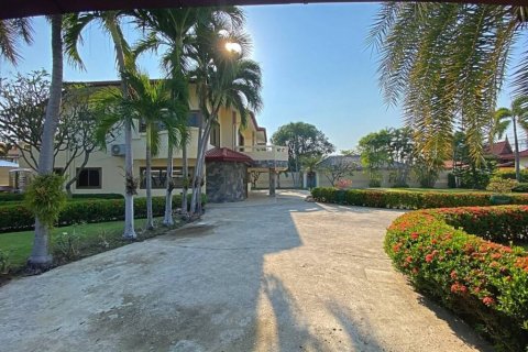 Villa in Hua Hin, Thailand 4 bedrooms № 85871 - photo 5