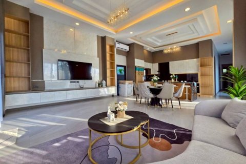 Villa in Bang Lamung, Thailand 3 bedrooms № 132842 - photo 2