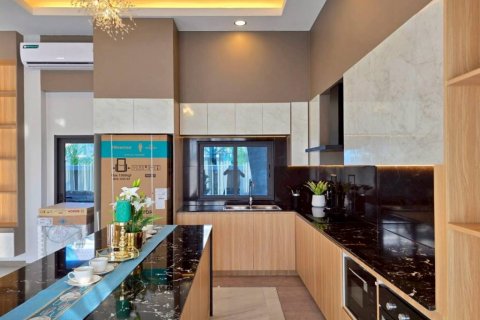 Villa in Bang Lamung, Thailand 3 bedrooms № 132842 - photo 8