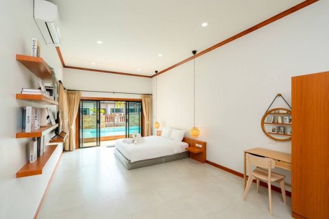 Villa in Pran Buri, Thailand 3 bedrooms № 104777 - photo 10