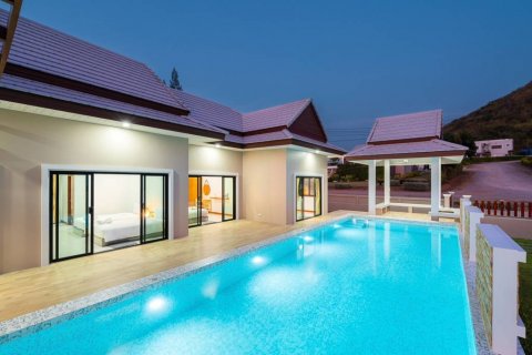Villa in Pran Buri, Thailand 3 bedrooms № 104777 - photo 1