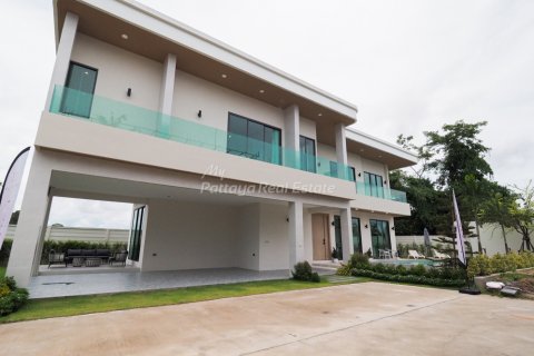 House in Pattaya, Thailand 4 bedrooms № 105062 - photo 1