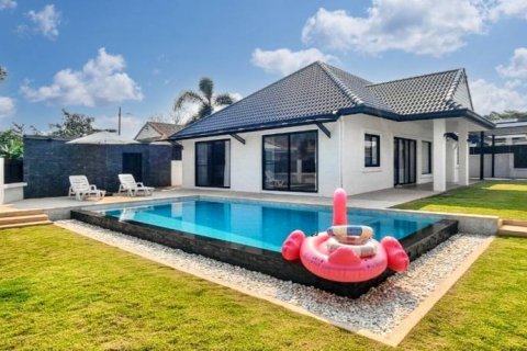 Villa in Pattaya, Thailand 4 bedrooms № 124521 - photo 1