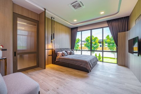 House in Pattaya, Thailand 6 bedrooms № 78857 - photo 24