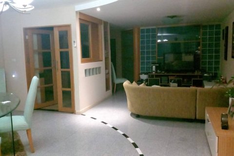 Condo in Bangkok, Thailand, 3 bedrooms  № 143252 - photo 5