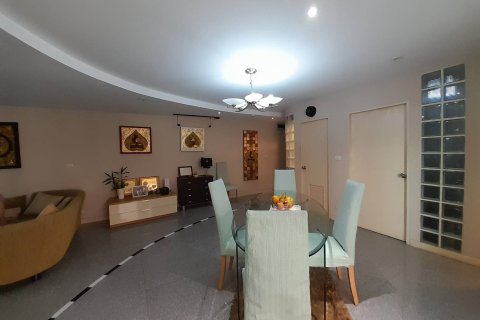 Condo in Bangkok, Thailand, 3 bedrooms  № 143252 - photo 4