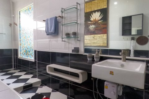 Villa in Pattaya, Thailand 3 bedrooms № 130446 - photo 12