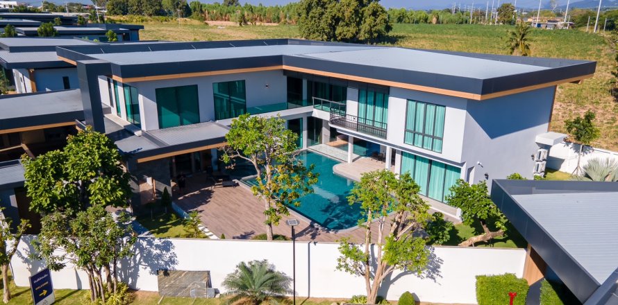 Villa in Pattaya, Thailand 6 bedrooms № 130443