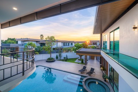 Villa in Pattaya, Thailand 6 bedrooms № 130443 - photo 2