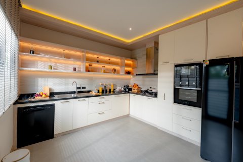 Chalet de 5 dormitorios en Pattaya, Tailandia № 130447 - foto 10