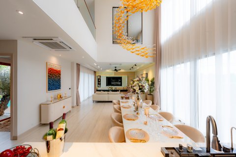 Chalet de 5 dormitorios en Pattaya, Tailandia № 130447 - foto 13