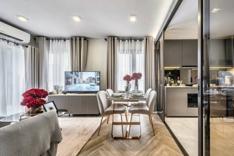 Condo in Bangkok, Thailand, 2 bedrooms № 115885 - photo 2