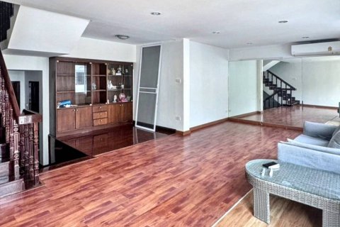 Townhouse in Bangkok, Thailand 4 bedrooms № 132747 - photo 1
