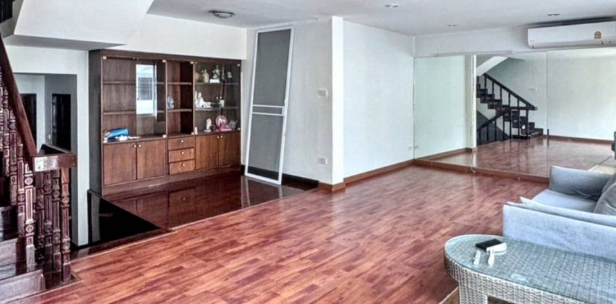 Townhouse in Bangkok, Thailand 4 bedrooms № 132747