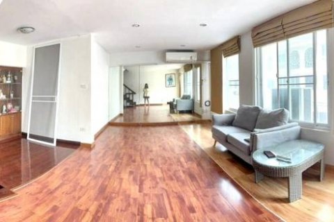 Townhouse in Bangkok, Thailand 4 bedrooms № 132747 - photo 2