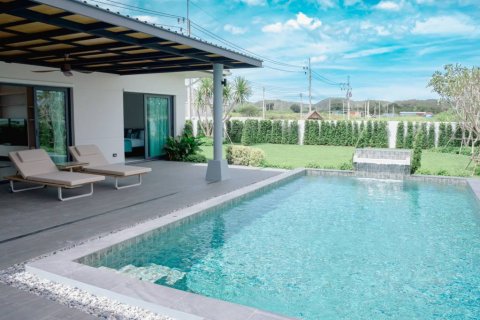 Villa in Hua Hin, Thailand 3 bedrooms № 132817 - photo 1
