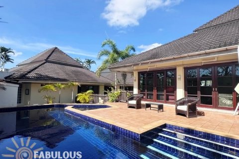 Villa in Kathu, Thailand 4 bedrooms № 124365 - photo 1