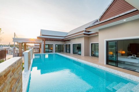 Villa in Pran Buri, Thailand 3 bedrooms № 104786 - photo 1