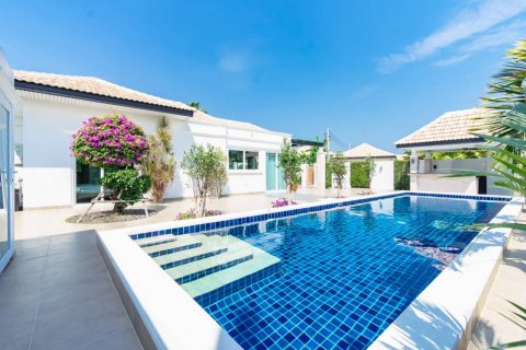 Villa in Hua Hin, Thailand 4 bedrooms № 121026 - photo 1