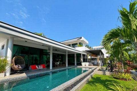 Вилла в Хуа Хине, Таиланд с 5 спальнями  № 121025 - фото 1
