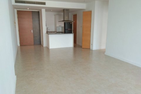 Condo in Bangkok, Thailand, 2 bedrooms  № 143256 - photo 1