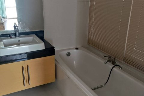 Condo in Bangkok, Thailand, 2 bedrooms  № 143256 - photo 13