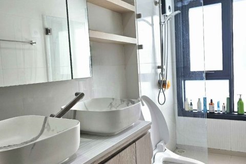 Condo in Bangkok, Thailand, 2 bedrooms  № 143259 - photo 17