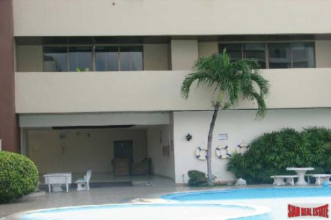 Квартира в Бангкоке, Таиланд с 5 спальнями  № 125640 - фото 1