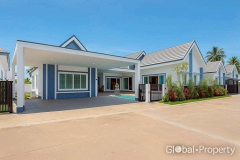 Дом в Паттайе, Таиланд с 5 спальнями  № 124182 - фото 1