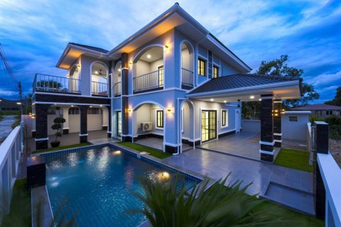 Вилла в Хуа Хине, Таиланд с 4 спальнями  № 132554 - фото 1