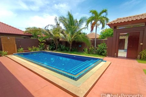 House in Pattaya, Thailand 4 bedrooms № 132321 - photo 4