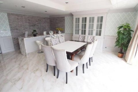 Condo in Watthana, Bangkok, Thailand, 4 bedrooms  № 123638 - photo 25