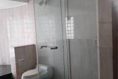 Condo in Khlong Toei, Bangkok, Thailand, 3 bedrooms  № 123639 - photo 30