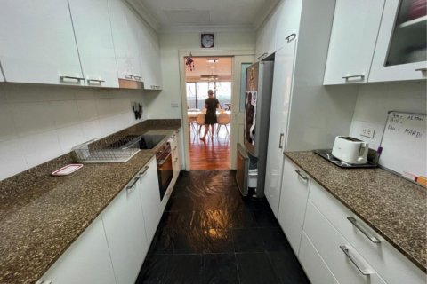 Condo in Khlong Toei, Bangkok, Thailand, 3 bedrooms  № 123639 - photo 15