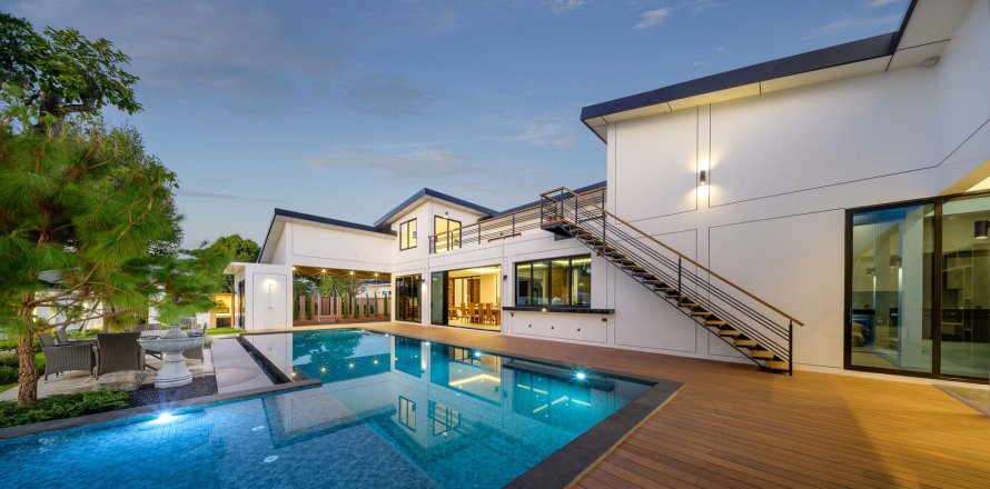 House in Chiang Mai, Thailand 5 bedrooms № 126096