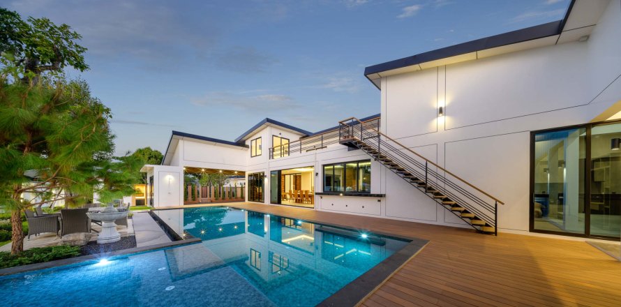 House in Chiang Mai, Thailand 5 bedrooms № 126096