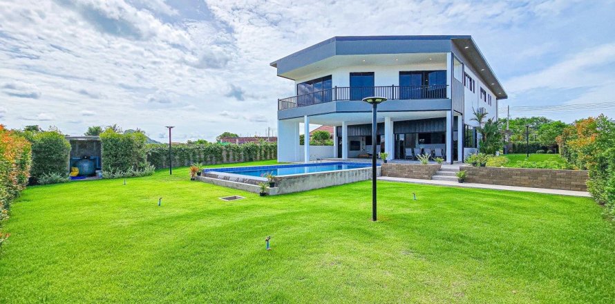 House in Pattaya, Thailand 5 bedrooms № 142735