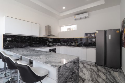 House in Bang Lamung, Thailand 6 bedrooms № 85373 - photo 3