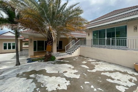 Вилла в Хуа Хине, Таиланд с 4 спальнями  № 101862 - фото 1