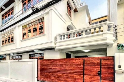 House in Bangkok, Thailand 4 bedrooms № 104203 - photo 1