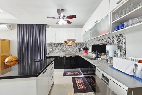 House in Bang Lamung, Thailand 3 bedrooms № 130099 - photo 23