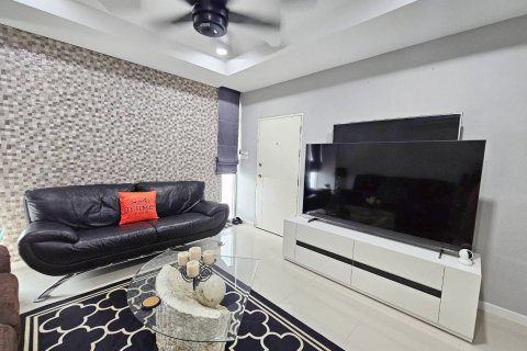 House in Bang Lamung, Thailand 3 bedrooms № 130099 - photo 6