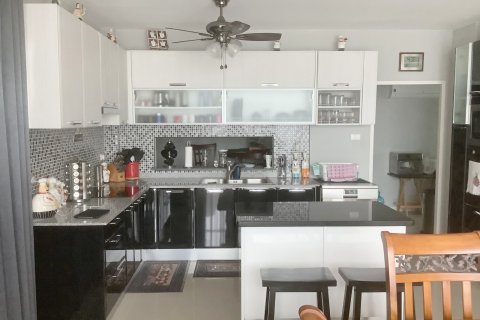 House in Bang Lamung, Thailand 3 bedrooms № 130099 - photo 20