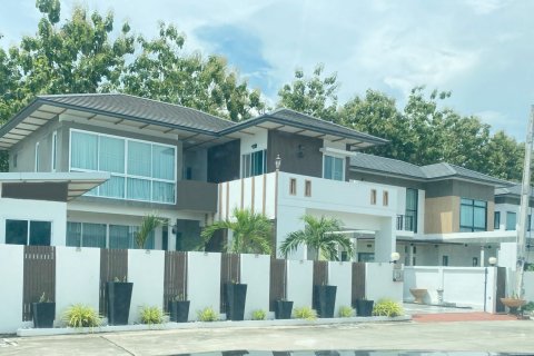 House in Bang Lamung, Thailand 3 bedrooms № 130099 - photo 1